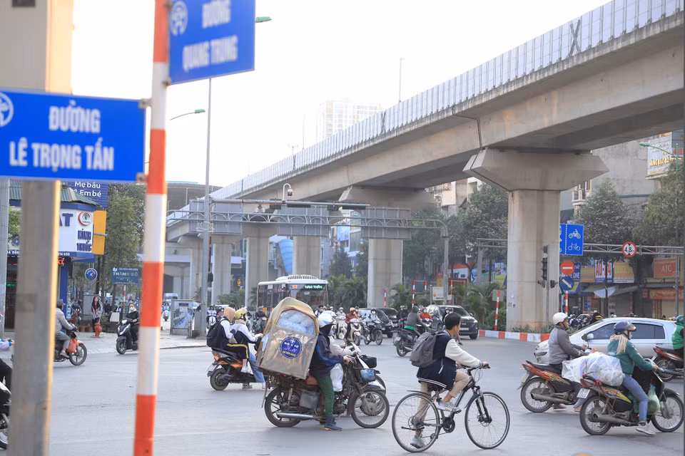 Phương án thí điểm tại khu vực nút giao Lê Trọng Tấn-Quang Trung-Văn Khê được kỳ vọng sẽ giảm thiểu ùn tắc tại khu vực này. (Ảnh: Hoài Nam/Vietnam+)