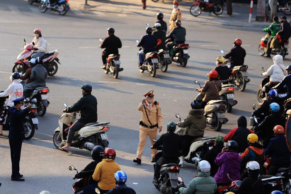 Cùng đó, theo dõi, đánh giá tình hình giao thông đi lại trên tuyến và khu vực để kịp thời phát hiện các bất cập, đề xuất điều chỉnh phương án thí điểm tổ chức giao thông cho phù hợp. (Ảnh: Hoài Nam/Vietnam+)