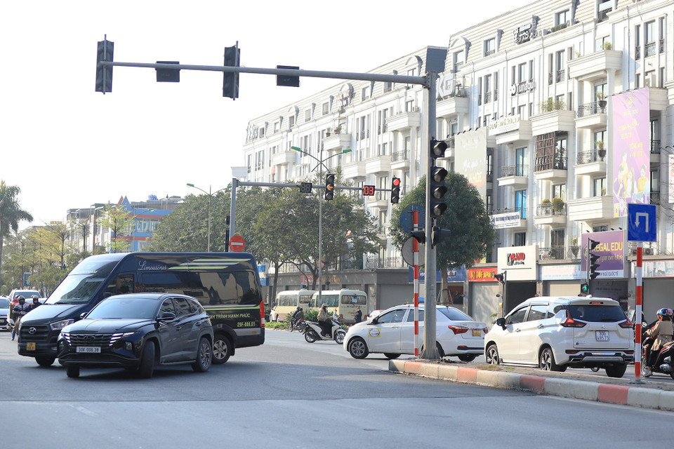 Theo đó các phương tiện di chuyển thẳng về hướng đường Văn Khê, và quay đầu tại nút giao tháp đồng hồ Văn Phú để rẽ phải tại nút đi đường Quang Trung về cầu Trắng (Hà Đông). (Ảnh: Hoài Nam/Vietnam+)