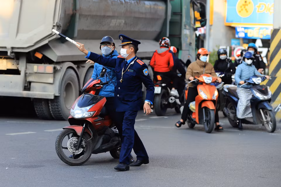 Nhiều phương tiện chưa quen với việc điều chỉnh giao thông tại nút giao này nên vẫn còn ‘lúng túng’ khi di chuyển qua đây. (Ảnh: Hoài Nam/Vietnam+)