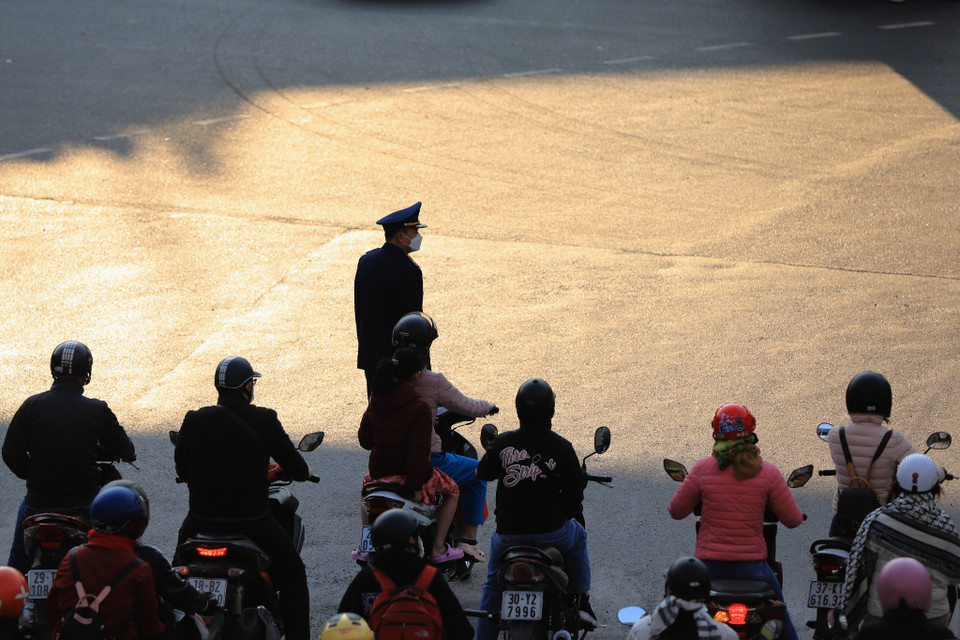 Các phương tiện khi di chuyển qua nút giao này cần chú ý các biển báo mới cũng như sự hướng dẫn của lực lượng chức năng. (Ảnh: Hoài Nam/Vietnam+)