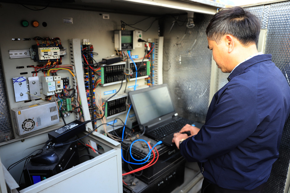 Theo đúng nội dung thông báo điều chỉnh tổ chức giao thông, Trung tâm điều khiển giao thông - Công an thành phố điều chinh chu kỳ đèn tín hiệu giao thông tại nút. (Ảnh: Hoài Nam/Vietnam+)