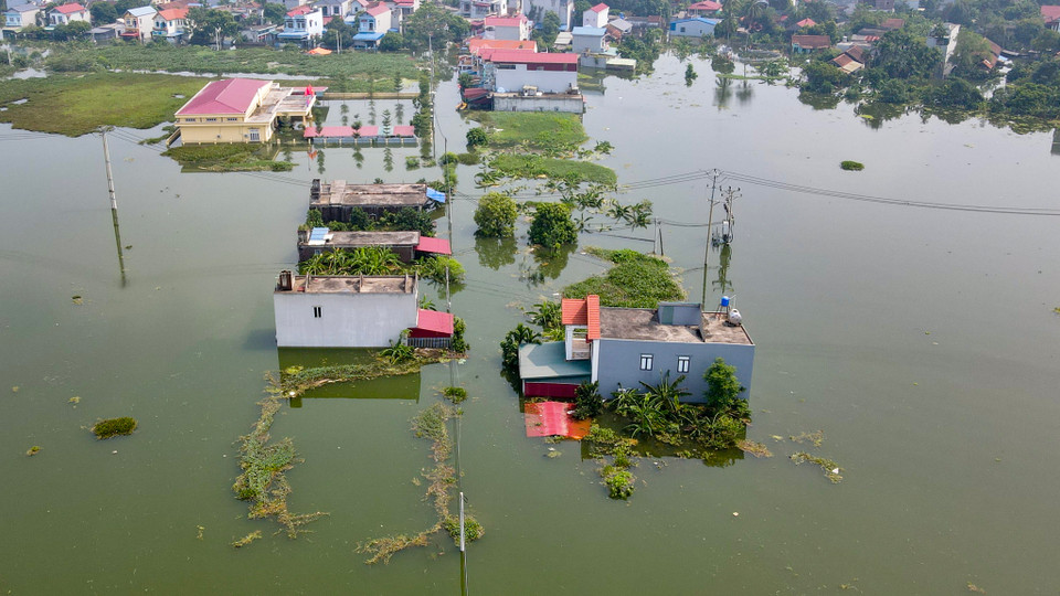 Theo ghi nhận của phóng viên, đến trưa ngày 15/9, sau 3 ngày nước dâng cao, nhiều nhà dân tại huyện Mỹ Đức vẫn chìm nghỉm trong biển nước mênh mông. (Ảnh: Hoài Nam/Vietnam+)