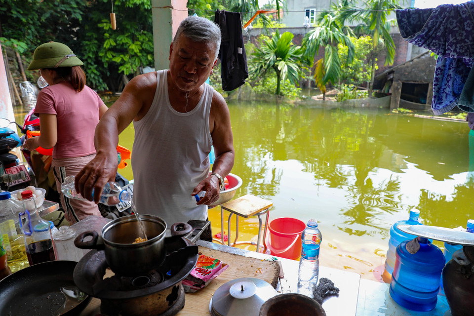 Người dân nấu mì ăn qua bữa để tiết kiệm nước sạch. (Ảnh: Hoài Nam/Vietnam+)