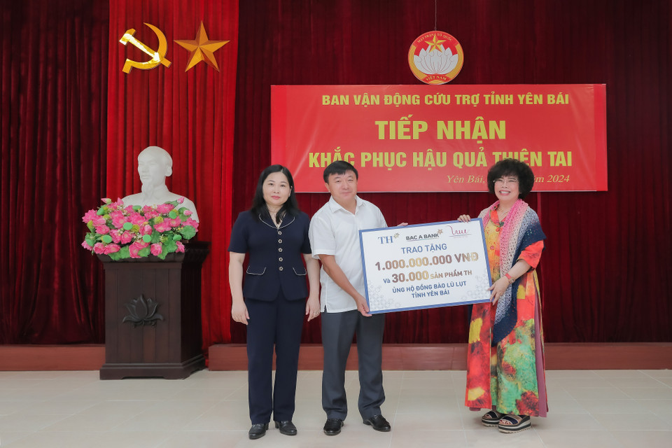 Trước đó, ngay sáng 10/9, trước các tin tức về thiệt hại do ngập lụt sau bão, Nhà sáng lập Tập đoàn TH – Anh hùng Lao động Thái Hương - đã trực tiếp lên đường, có mặt tại Yên Bái trao tặng 1 tỷ đồng và 30.000 sản phẩm, sát cánh cùng chính quyền hỗ trợ người dân nơi đây khắc phục hậu quả của thiên tai. Sau đó là liên tiếp các hoạt động cứu trợ kịp thời đến các địa phương khác. Ngoài nguồn lực hỗ trợ chính thức từ Tập đoàn, Công đoàn các công ty thành viên của Tập đoàn TH tại các tỉnh cũng thực hiện quyên góp để nhanh chóng đưa những món quà thiết thực tới người dân vùng lũ. Theo ghi nhận, có đơn vị thuộc Tập đoàn TH, chỉ trong vòng 24 giờ sau lời kêu gọi của Công đoàn công ty, đã quyên được 120 triệu đồng ủng hộ đồng bào vùng lũ. (Ảnh: PV/Vietnam+)