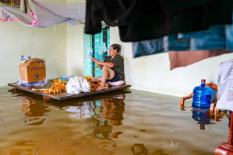 Có những hộ gia đình nước ngập đến tận giường nằm mặc dù đã được kê cao. (Ảnh: Hoài Nam/Vietnam+)