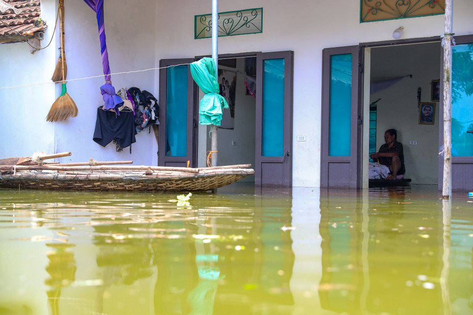 Một số hộ dân vùng sâu trong xã Hợp Thanh (Mỹ Đức, Hà Nội) bị cô lập. Phải mất hơn 1 giờ di chuyển bằng thuyền lớn từ điểm tiếp tế vào trong. (Ảnh: Hoài Nam/Vietnam+)