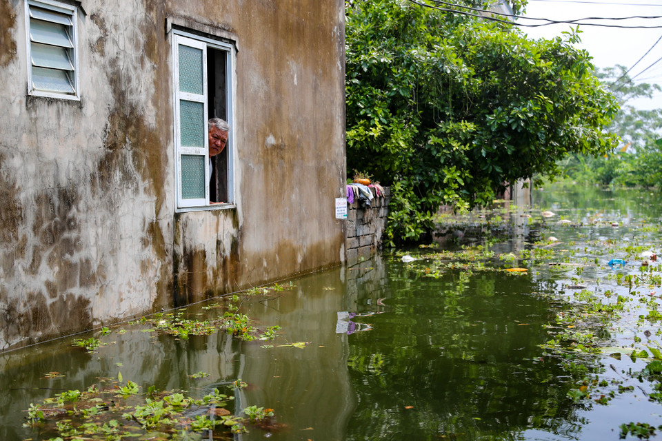 Ngoài thiệt hại, đời sống của người dân cũng bị đảo lộn, sinh hoạt bất tiện vì nước dâng cao và rút chậm. (Ảnh: Hoài Nam/Vietnam+)