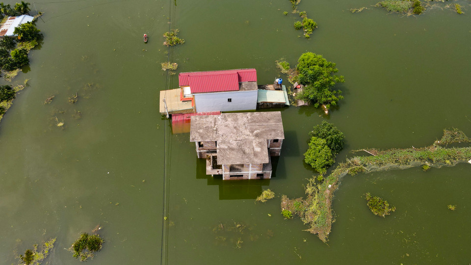 Nhà dân tại xã Hợp Thanh (Mỹ Đức, Hà Nội) 'lẻ loi' trong mênh mông nước. (Ảnh: Hoài Nam/Vietnam+)