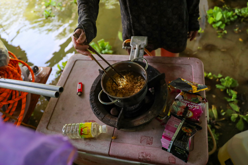 Những bữa vội của người dân trên 'biển nước.' (Ảnh: Hoài Nam/Vietnam+)