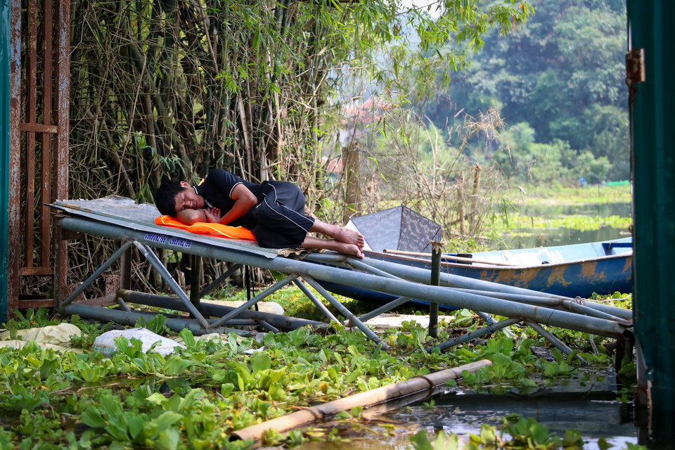 Một người dân trong làng tranh thủ chợp mắt vì quá mệt mỏi sau nhiều chuyến tiếp tế lương thực cho bà con. (Ảnh: Hoài Nam/Vietnam+)