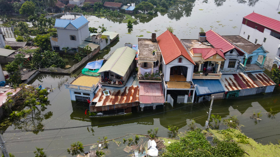 Nhiều nhà dân bị cô lập, người dân gặp nhiều khó khăn trong sinh hoạt và thiệt hại tài sản. (Ảnh: Hoài Nam/Vietnam+)