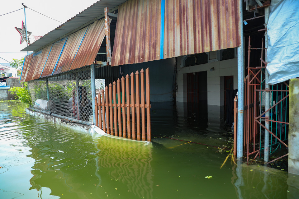Nước ngập sâu khiến người dân phải di dời trước đó. (Ảnh: Hoài Nam/Vietnam+)