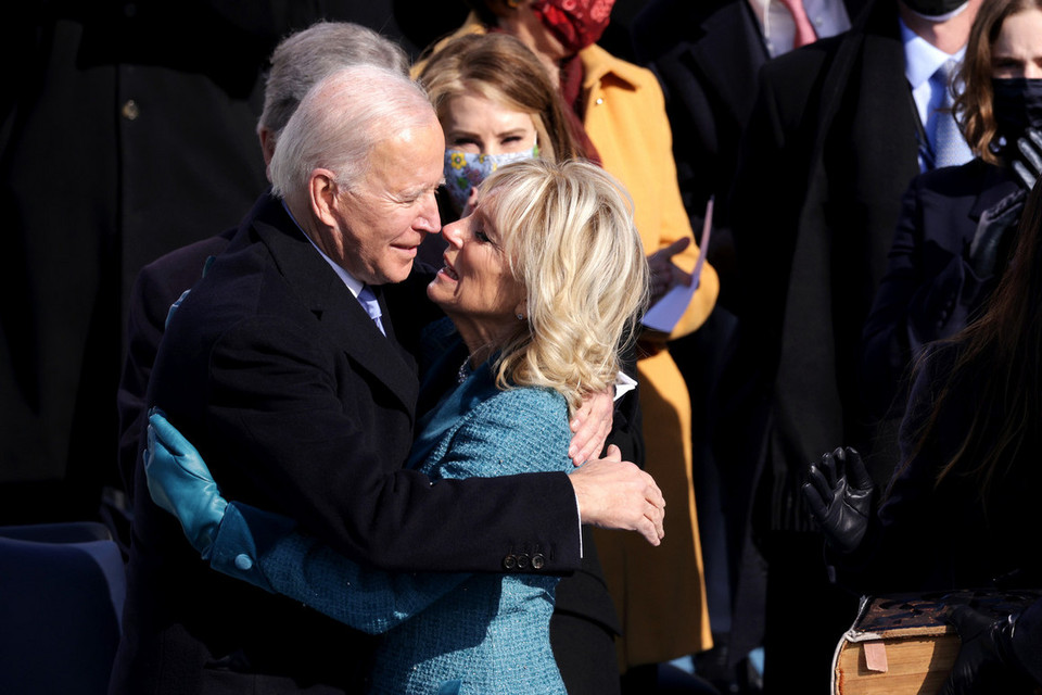 Tổng thống Joe Biden ôm đệ nhất phu nhân Jill Biden sau khi thực hiện xong phần tuyên thệ