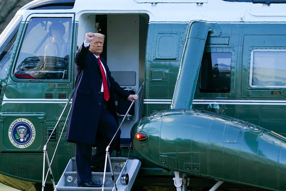 Ông Donald Trump lên chiếc Marine One để đến sân bay quân sự St Andrews