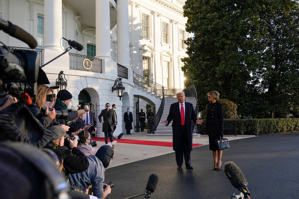 Trong khi đó, cựu Tổng thống Donald Trump rời Nhà Trắng khi mãn nhiệm