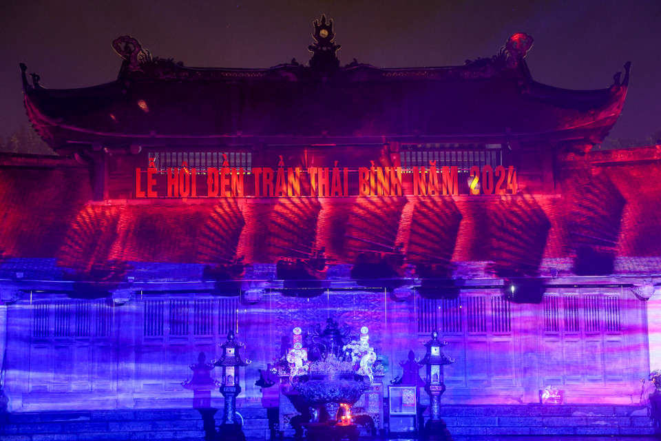 Với công nghệ 3D Mapping, màn trình diễn mapping sống động trực tiếp trên mái Đền Trần, huyện Hưng Hà, tỉnh Thái Bình. (Ảnh: Hoài Nam/Vietnam+)
