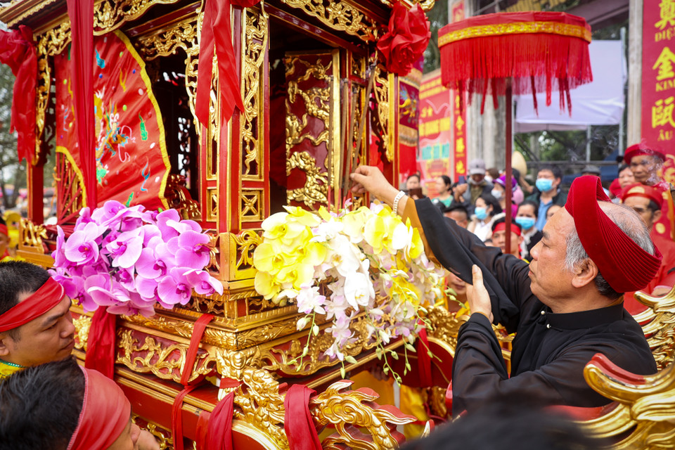 Đoàn rước nước thực hiện bằng cả đường thủy và đường bộ. Trước khi đoàn rước khởi hành, các bậc cao niên thắp hương kính cẩn mời anh linh các vị vua Trần chứng giám. (Ảnh: Hoài Nam/Vietnam+)