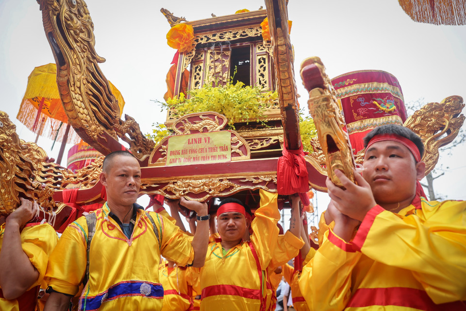 Đây không chỉ là nghi lễ khuyến nông, khuyến ngư, cầu mong mưa thuận gió hòa, nông nghiệp phát triển mà còn mang ý nghĩa tri ân tổ tiên nhà Trần, một vương triều khởi nghiệp từ nghề chài lưới, gắn với sông nước. (Ảnh: Hoài Nam/Vietnam+)