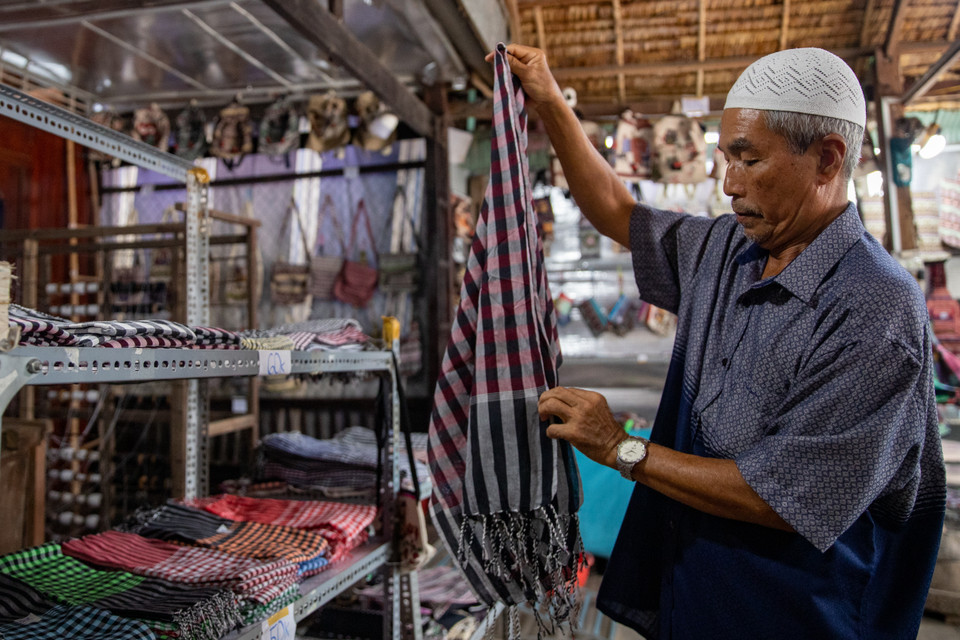 Ông Mohamad chia sẻ: ‘Về lâu dài, chúng tôi mong muốn giữ gìn nghề truyền thống kết hợp với du lịch để giới thiệu những nét nổi bật của thổ cẩm Chăm cho du khách.’ (Ảnh: Hoài Nam/Vietnam+)