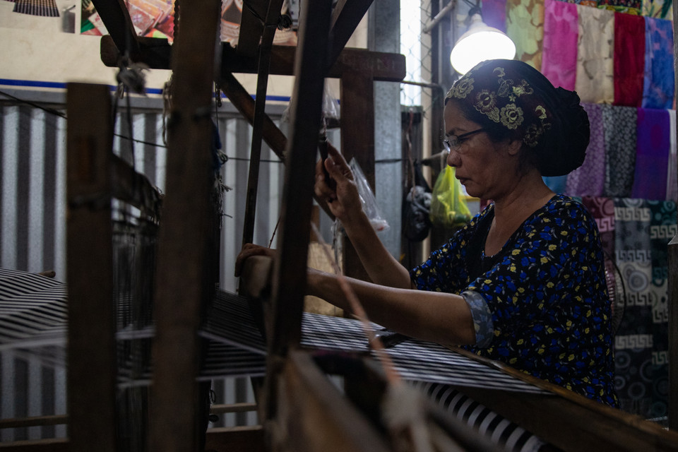 Theo người thợ ở đây, để làm ra những tấm thổ cẩm đẹp cần trải qua các công đoạn làm thủ công tỷ mỷ, chi tiết, khéo léo, cẩn trọng như: Ngâm sợi qua đêm; tẩy trắng; tạo hoa văn; nhuộm màu; xả vải; phơi khô; suốt ép; mắc sợi dọc; quấn trục và cuối cùng là dệt ra sản phẩm. (Ảnh: Hoài Nam/Vietnam+)