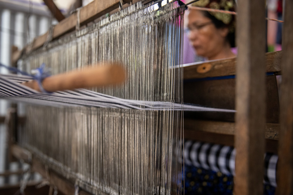 Dệt thủ công tuy chậm nhưng giữ được nét đặc trưng của làng nghề dệt thổ cẩm Chăm, sản phẩm làm ra bền, chắc, đẹp, du khách ưa chuộng hơn, nhất là các mặt hàng quà lưu niệm. (Ảnh: Hoài Nam/Vietnam+)