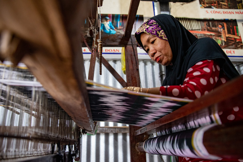 Gia đình ông Mohamad (xã Châu Phong, Châu Đốc, An Giang) đã có thời gian gần 50 năm giữ gìn và đưa các sản phẩm truyền thống tới du khách trong và ngoài nước. (Ảnh: Hoài Nam/Vietnam+)