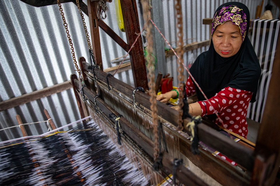 Dệt thổ cẩm của người Chăm Islam ở An Giang là một nghề truyền thống lâu đời, đóng vai trò quan trọng trong việc giữ gìn nét đẹp văn hóa đặc trưng của dân tộc. (Ảnh: Hoài Nam/Vietnam+)(Ảnh: Hoài Nam/Vietnam+)