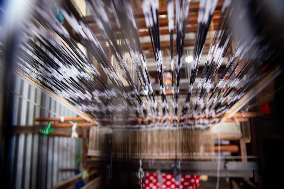 Nghề dệt thổ cẩm của người Chăm cũng chứa đựng những kỹ thuật đặc biệt, không giống như kiểu dệt Ikat, dệt thổ cẩm phải tiến hành xen kẽ giữa các go nền và go hoa văn để tạo nên những đường nét hài hòa, sống động cho trang phục. (Ảnh: Hoài Nam/Vietnam+)