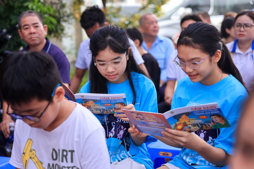 Các em nhỏ hào hứng tìm hiểu về các kỹ năng kỹ năng chữa cháy, thoát nạn để từ đó biết cách xử lý khi có tình huống cháy, nổ xảy ra tại nhà, đặc biệt trong thời gian nghỉ Hè. (Ảnh: Hoài Nam/Vietnam+)