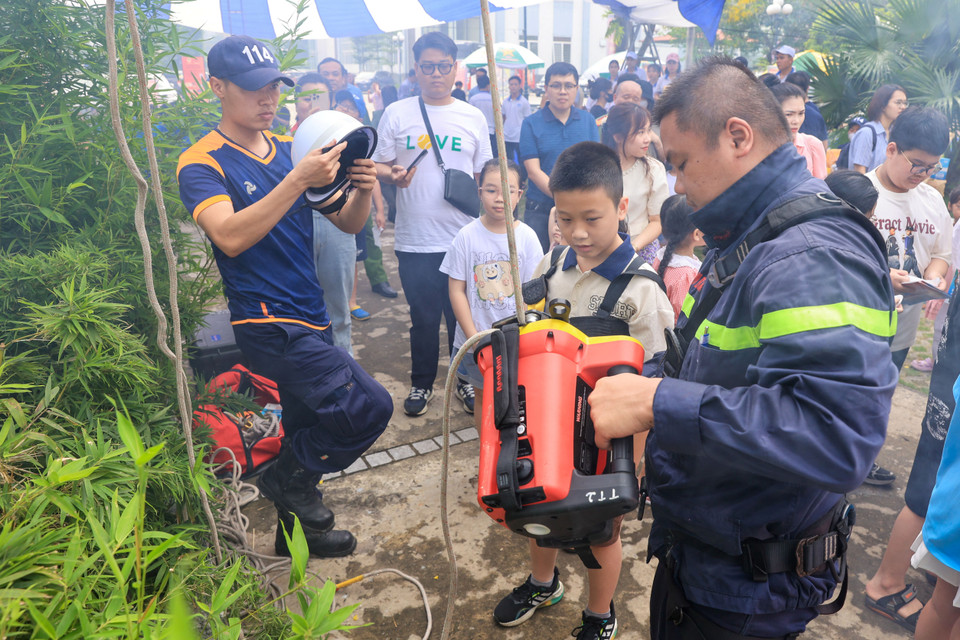 Đây là chương trình vừa học, vừa chơi, có ý nghĩa, thiết thực đối với các bậc phụ huynh và các em nhỏ trong công tác bảo vệ chăm sóc, giáo dục trẻ em; đặc biệt là công tác phòng, chống cháy nổ, cứu nạn cứu hộ tại gia đình, cơ quan và trường học. (Ảnh: Hoài Nam/Vietnam+)