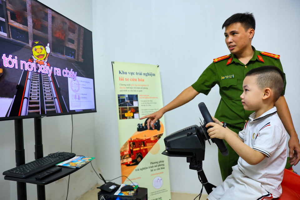 Việc tổ chức cho các em nhỏ thăm quan, trải nghiệm về phòng cháy chữa cháy và cứu nạn cứu hộ đã giúp các em có một ngày Tết thiếu nhi thật ý nghĩa, bổ ích. (Ảnh: Hoài Nam/Vietnam+)