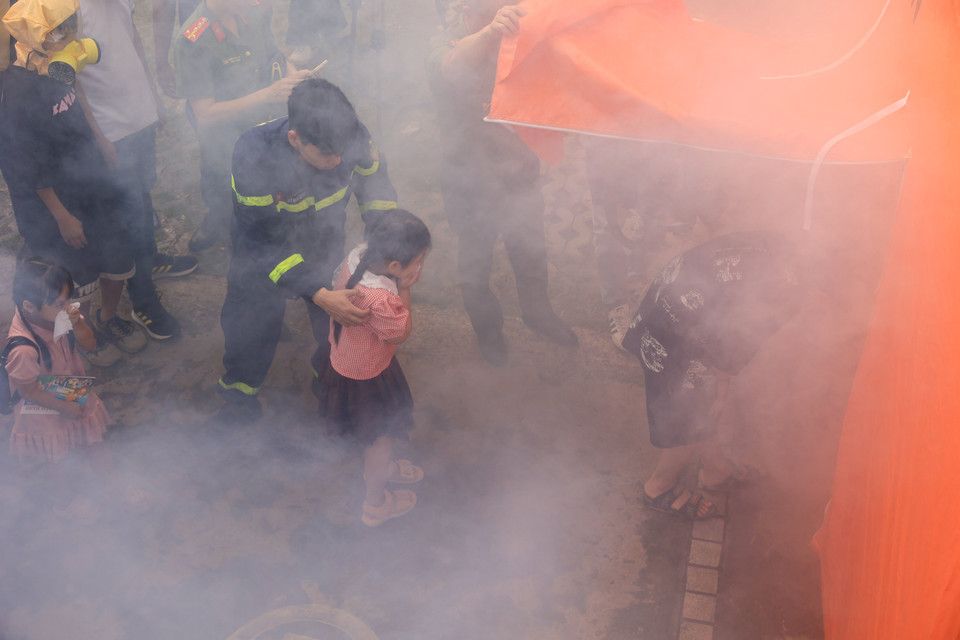 Sáng 1/6, tại Trung tâm Giáo dục cộng đồng về phòng cháy chữa cháy và cứu nạn cứu hộ (Thanh Xuân, Hà Nội), nhiều lượt khách tham quan đã có mặt tại Trung tâm, đa số là các em nhỏ, bạn nào cũng háo hức để được khám phá, tìm hiểu và trực tiếp trải nghiệm những kiến thức về phòng cháy. (Ảnh: Hoài Nam/Vietnam+)