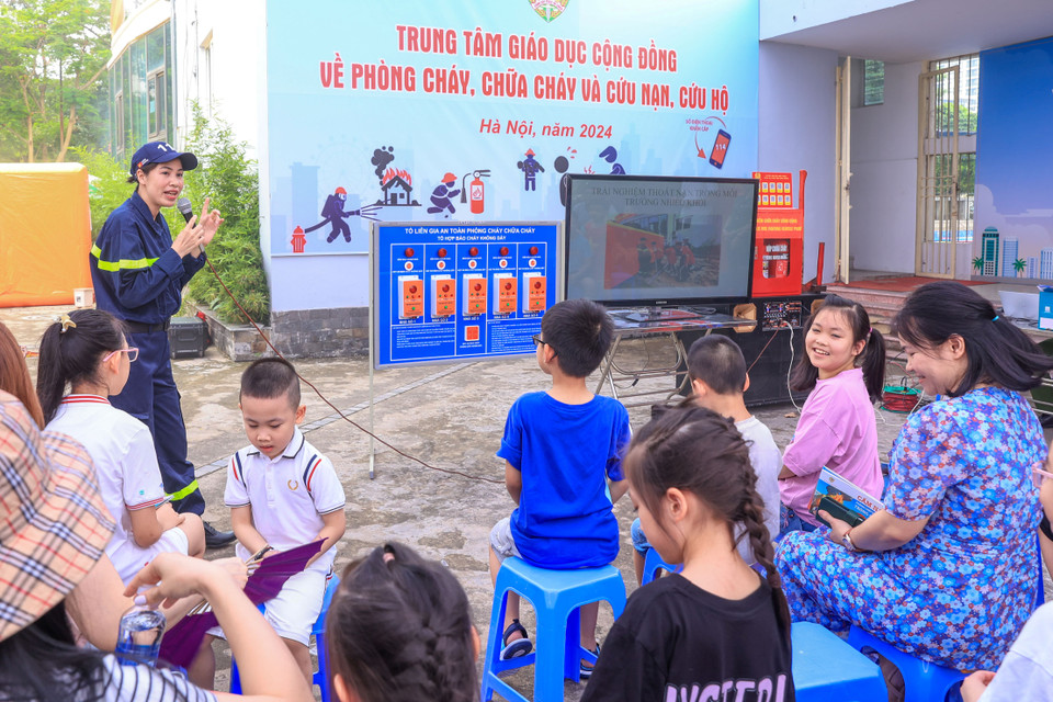 Tại đây, các em nhỏ được phổ biến những kiến thức cơ bản về phòng cháy chữa cháy tại gia đình. (Ảnh: Hoài Nam/Vietnam+)