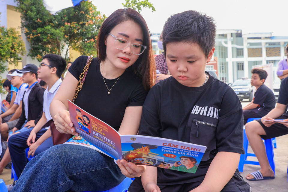 Nhiều bậc phụ huynh năm nay lựa chọn cho con em tham gia trải nghiệm và tìm hiểu kỹ năng an toàn phòng cháy thay vì đi chơi hay xem phim như mọi năm. (Ảnh: Hoài Nam/Vietnam+)