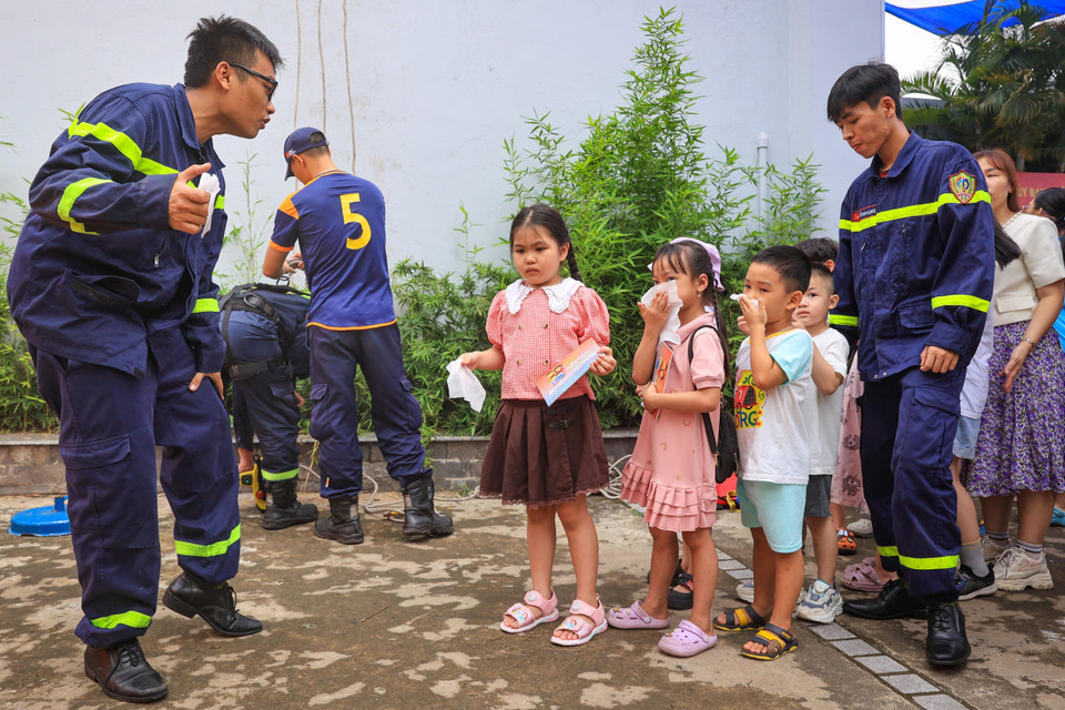 Nhân ngày Quốc tế Thiếu nhi 1/6 năm nay, thay vì tổ chức tại một địa điểm vui chơi khác, Hội Phụ nữ Cục Y tế tổ chức buổi tham quan mô hình và trải nghiệm thực tế những kỹ năng phòng cháy, chữa cháy và cứu nạn, cứu hộ cho các con em. (Ảnh: Hoài Nam/Vietnam+)