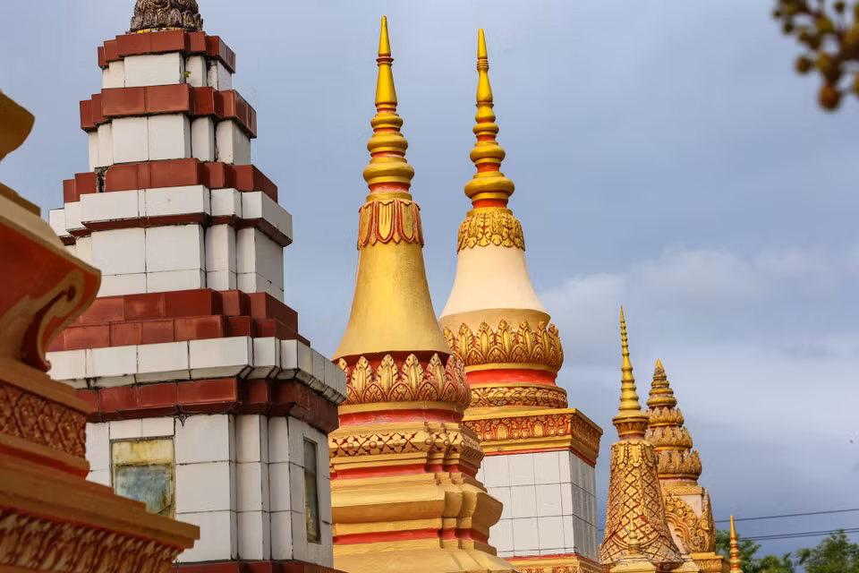 Trong khuôn viên chùa Xiêm Cán còn có những tháp cốt đủ màu sắc kiểu dáng. (Ảnh: Hoài Nam/Vietnam+)