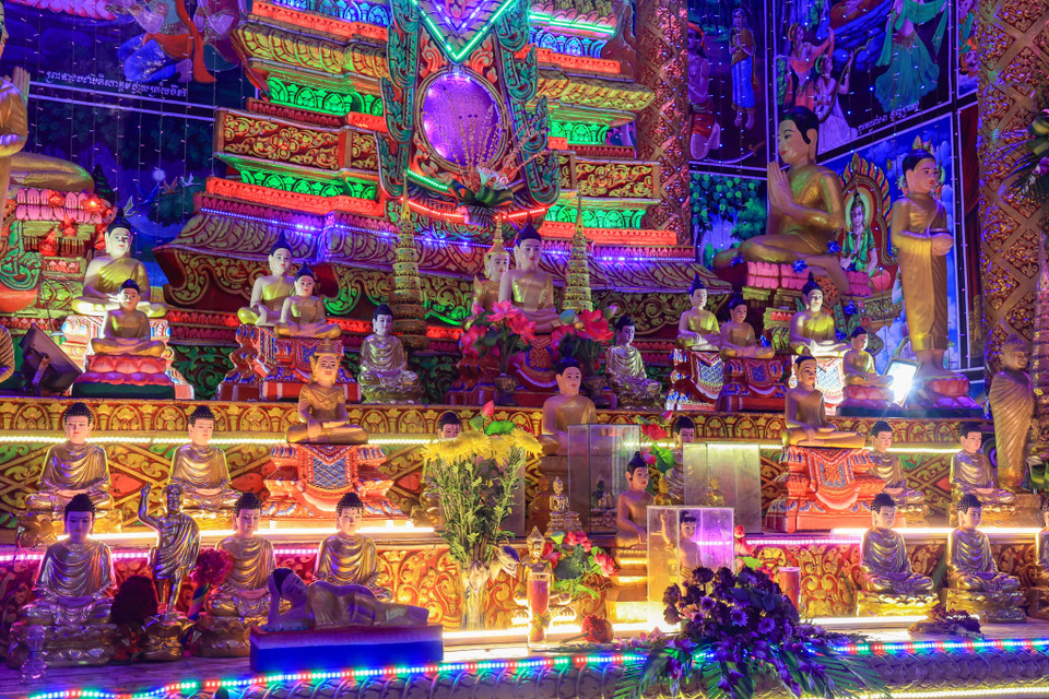 Bên dưới tượng phật lớn là nhiều tượng Phật thích ca nhỏ với nhiều kích cỡ, tư thế khác nhau diễn tả các thời kỳ hóa thân của Phật. (Ảnh: Hoài Nam/Vietnam+)