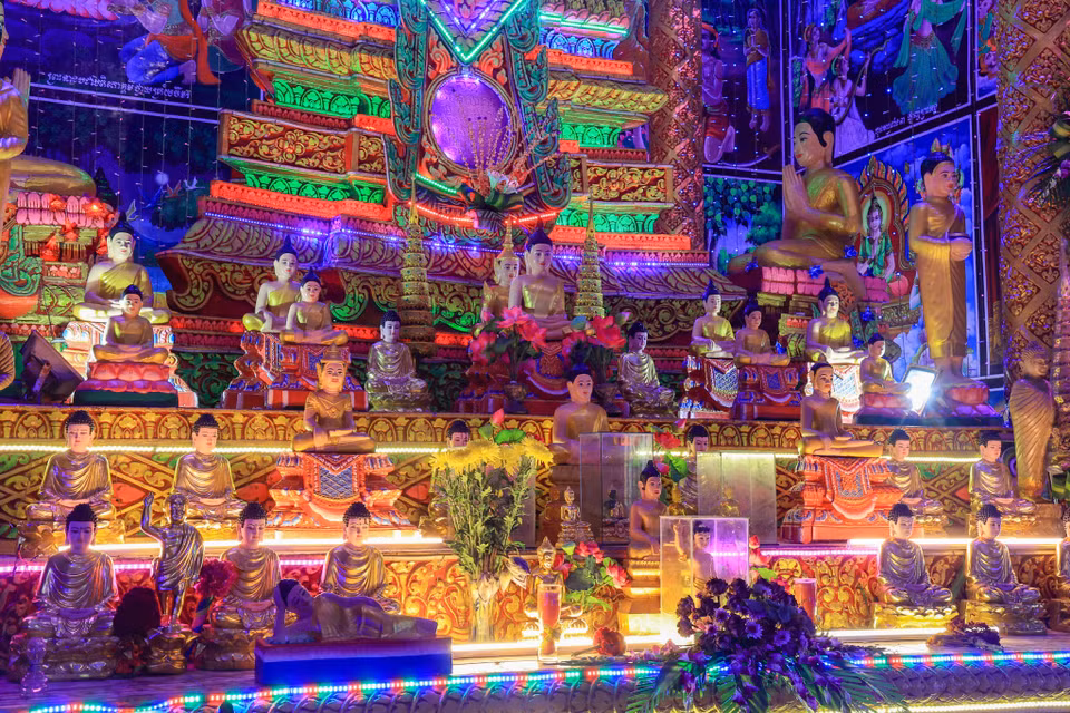 Bên dưới tượng phật lớn là nhiều tượng Phật thích ca nhỏ với nhiều kích cỡ, tư thế khác nhau diễn tả các thời kỳ hóa thân của Phật. (Ảnh: Hoài Nam/Vietnam+)