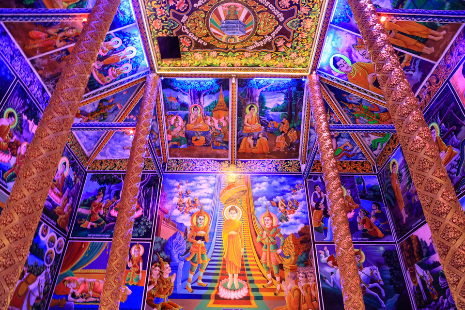 Vách, trần, cột của chính điện đều được trang trí phù điêu bích họa cầu kỳ, công phu, nhiều màu sắc. Nổi bật là các bích họa cỡ lớn kể về cuộc đời đức Phật từ lúc mới sinh ra, cho đến quá trình tu hành đạt thành chính quả. (Ảnh: Hoài Nam/Vietnam+)