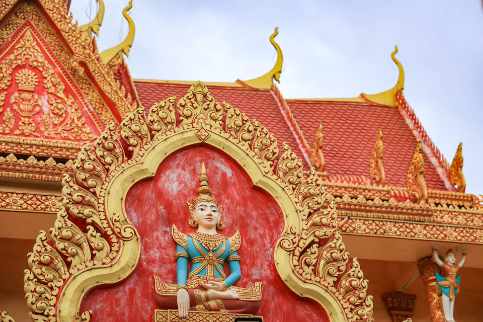 Theo lời kể của người dân nơi đây, dựa theo ghi chép trên bia đá được tạc bằng chữ Khmer cổ ở hai mặt trước và sau đặt bên phải chính điện thì chùa Xiêm Cán được khởi công xây dựng vào ngày 7/5/1887. (Ảnh: Hoài Nam/Vietnam+)