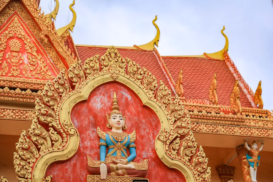 Theo lời kể của người dân nơi đây, dựa theo ghi chép trên bia đá được tạc bằng chữ Khmer cổ ở hai mặt trước và sau đặt bên phải chính điện thì chùa Xiêm Cán được khởi công xây dựng vào ngày 7/5/1887. (Ảnh: Hoài Nam/Vietnam+)