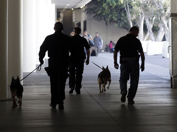  Cục Điều tra Liên bang Mỹ (FBI) cho biết không loại trừ động cơ khủng bố trong vụ nổ súng này (Nguồn: AP)