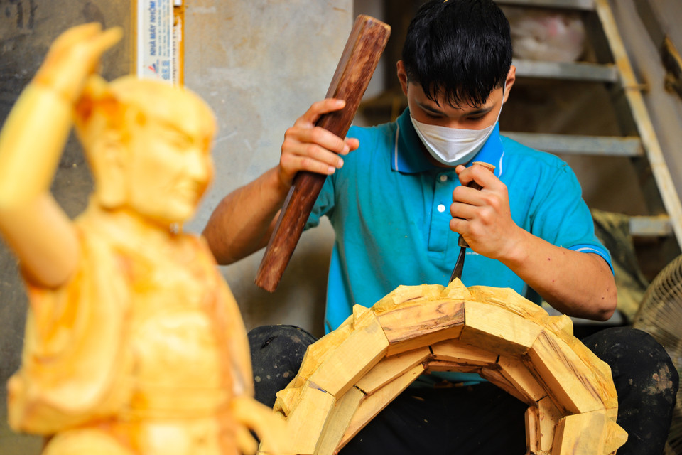 Thợ Sơn Đồng lớp trẻ vẫn giữ được nét tài hoa truyền thống, vừa tìm tòi đổi mới sản phẩm cho phù hợp với nhu cầu của khách hàng. (Ảnh: Hoài Nam/Vietnam+)