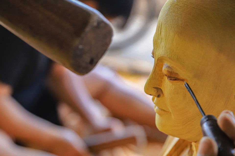 Những người thợ ở đây luôn tự hào khi hầu hết các chùa chiền, nhà thờ lớn nhỏ ở khắp các vùng trên cả nước đều có những pho tượng hay đồ thờ cúng, sơn son thiếp bạc từ Sơn Đồng. (Ảnh: Hoài Nam/Vietnam+)