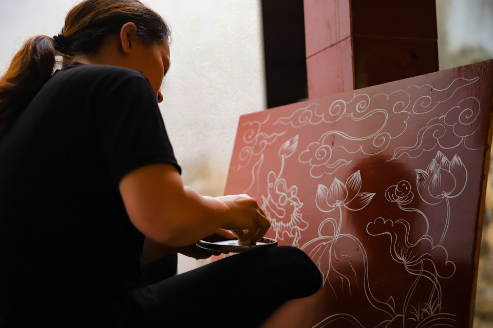 Bên cạnh sản phẩm nổi bật là tượng thì người Sơn Đồng còn làm những đồ thờ thủ công mỹ nghệ khác như hoành phi, câu đối, ngai, khảm thờ,… (Ảnh: Hoài Nam/Vietnam+)