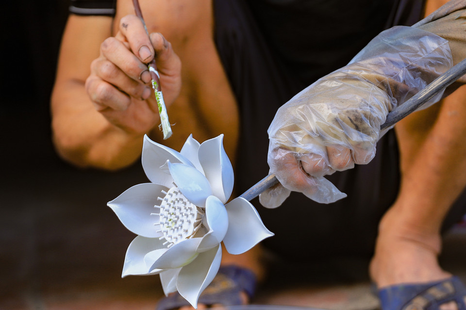 Tất cả các sản phẩm đều được những người thợ lành nghề chăm chút từng ly, tỉ mỉ trong từng nét vẽ, nét sơn. (Ảnh: Hoài Nam/Vietnam+)