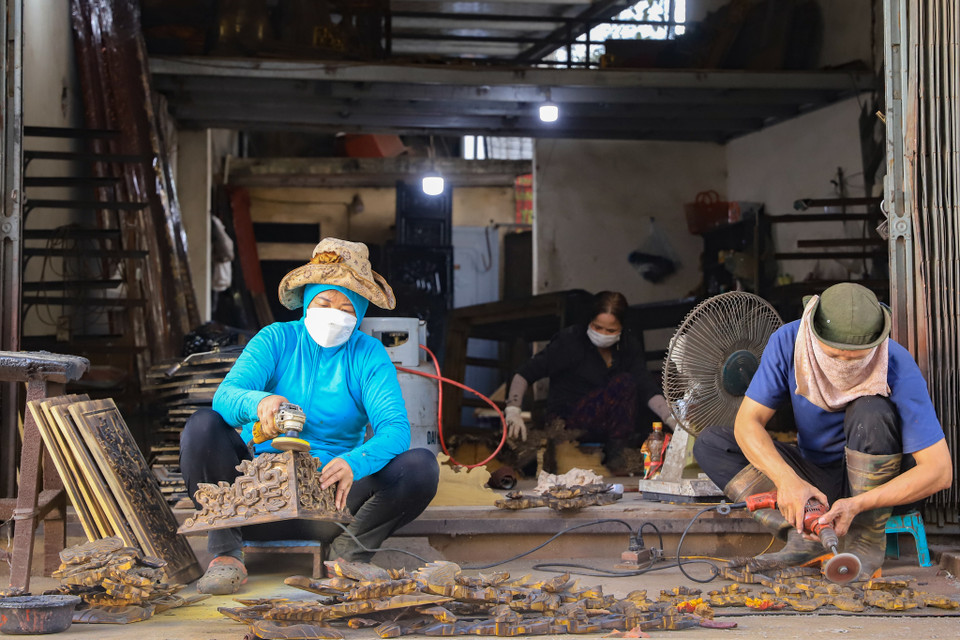 Những ngày giáp Tết dường như ai cũng tất bật, hoạt động hết công suất bởi lượng hàng phải trả cho khách vào dịp cuối năm gấp 2-3 lần với hàng ngàn sản phẩm. (Ảnh: Hoài Nam/Vietnam+)