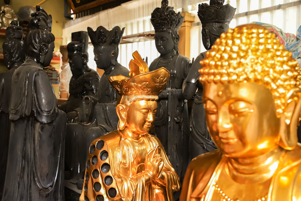 Những pho tượng tinh xảo có giá từ vài chục đến hàng trăm triệu đồng thậm chí lên tới cả tỷ đồng. Đó không chỉ đơn thuần là việc tạo việc làm tăng thu nhập cho người dân địa phương mà còn là động lực để phát triển cũng như gìn giữ làng nghề truyền thống. (Ảnh: Hoài Nam/Vietnam+)