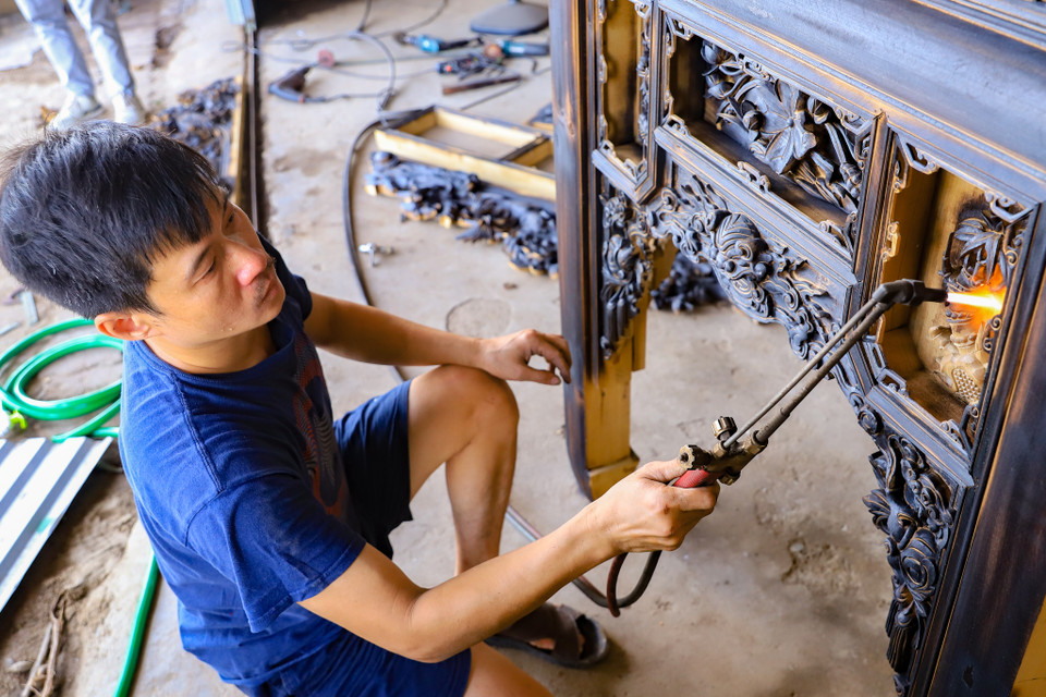 Với chất liệu chủ đạo bằng gỗ mít, những nghệ nhân làng nghề Sơn Đồng tạo ra nhiều sản phẩm thủ công vô cùng tinh xảo và đẹp mắt. (Ảnh: Hoài Nam/Vietnam+)